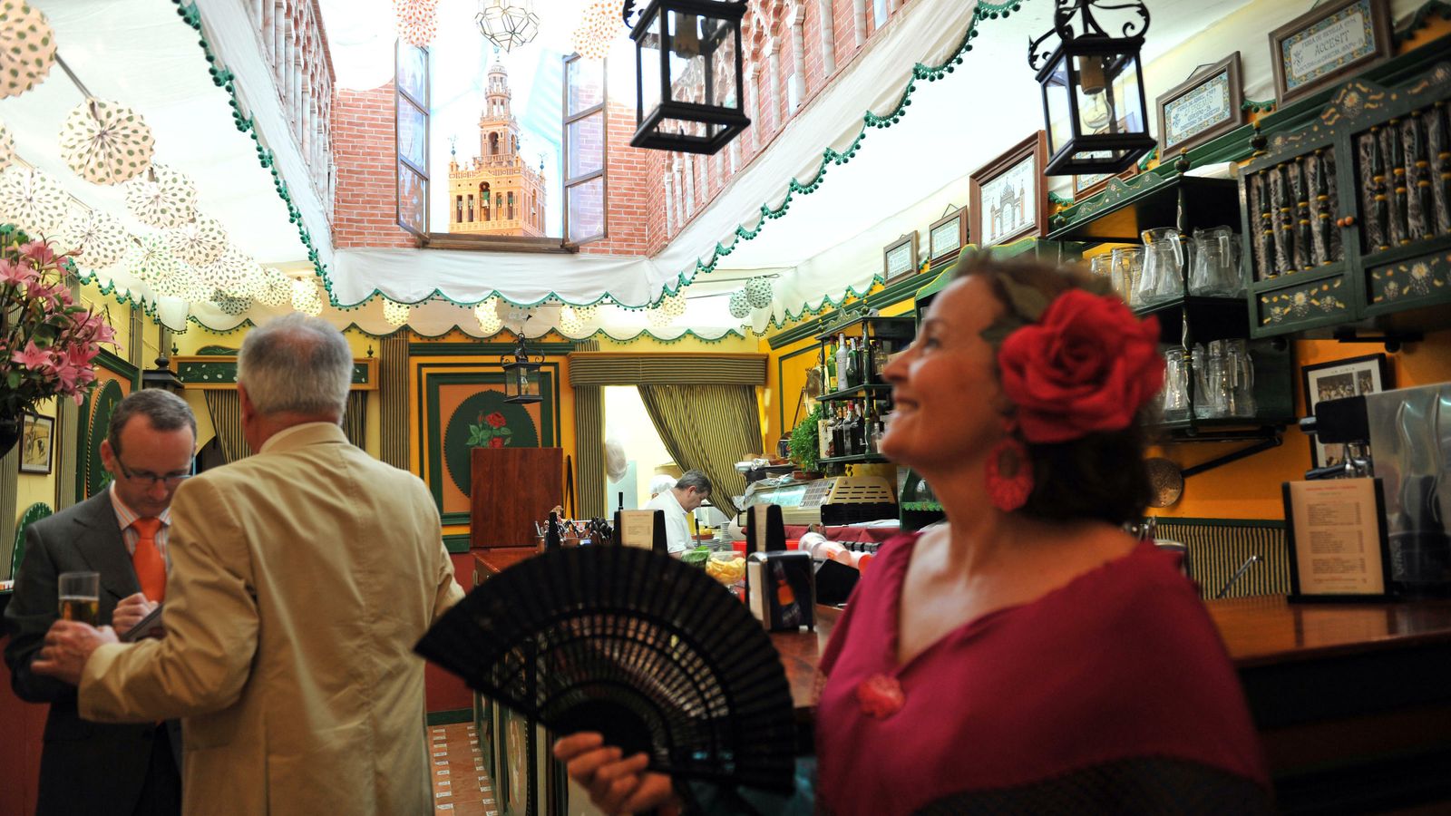 Interior de una de las casetas de la Feria de Abril de Sevilla.