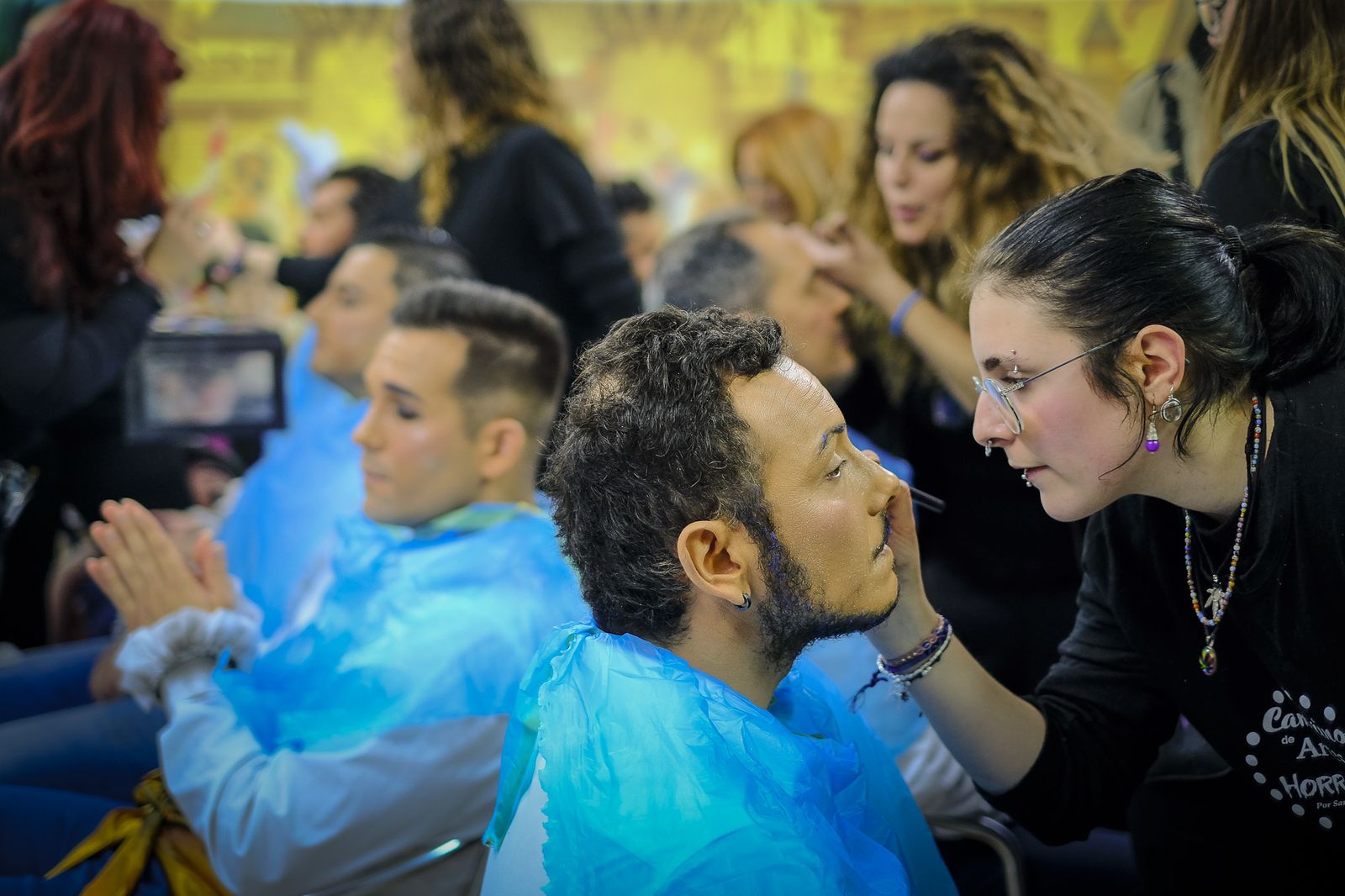 El equipo de Sara Romero maquilla a los miembros de la comparsa 'La luz de  Cádiz'.