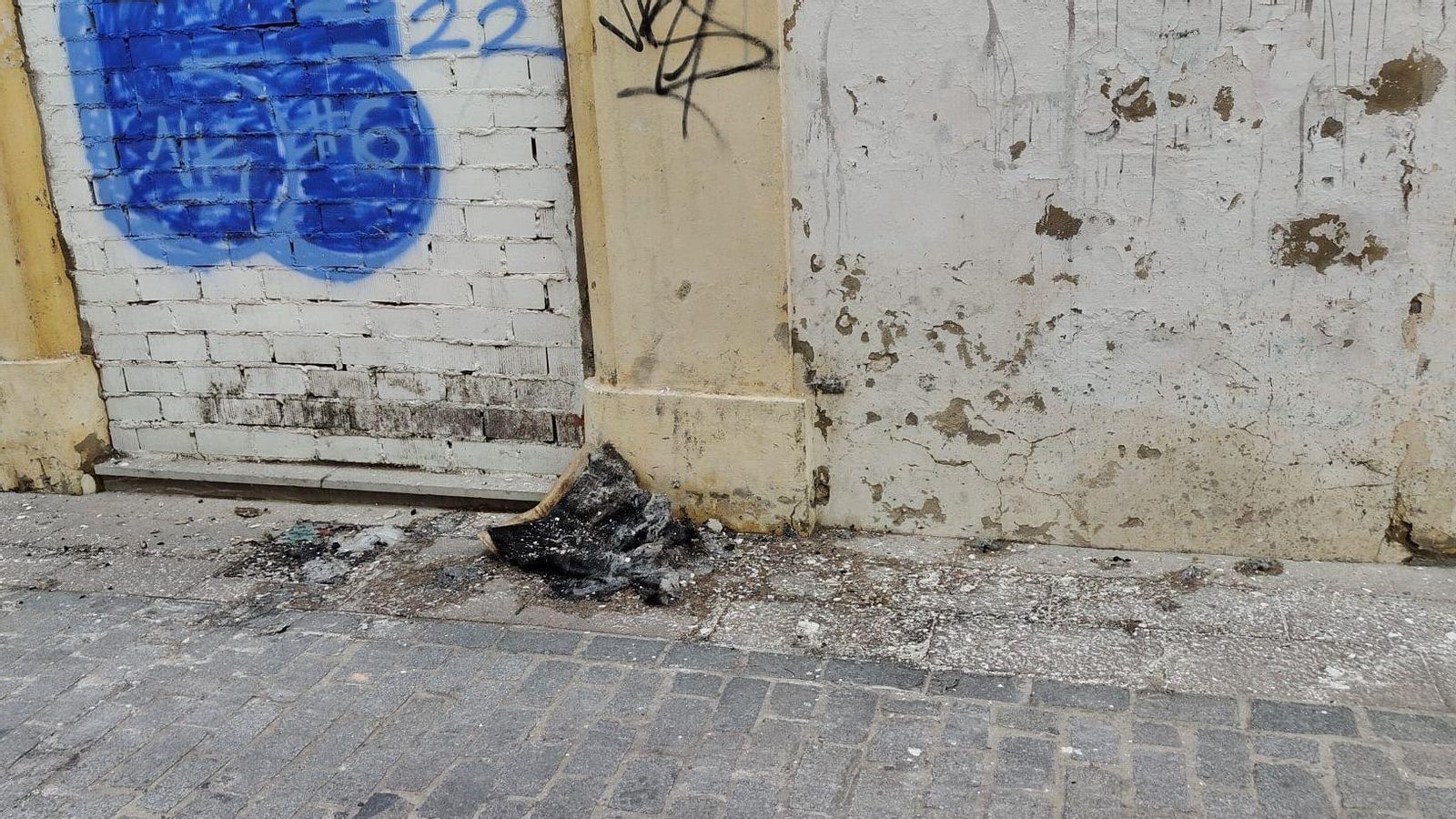 Restos quemados en el suelo, junto el inmueble de la calle Caracuel.