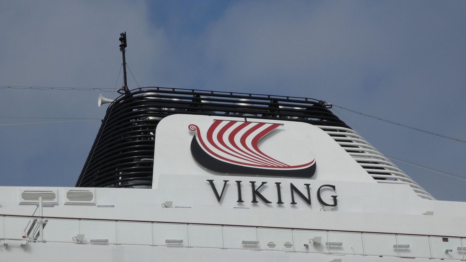 Detalle de la chimenea con el logotipo de Viking Cruises.