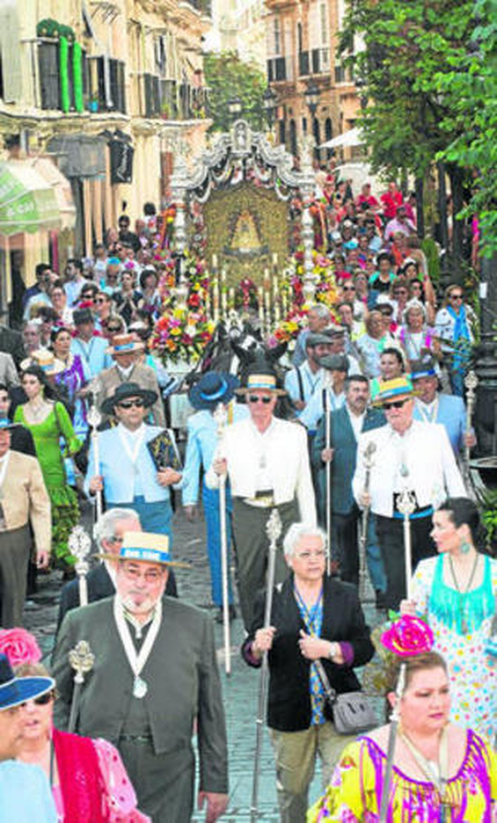 La comitiva de la hermandad de Cádiz, recorriendo la calle Plocia.