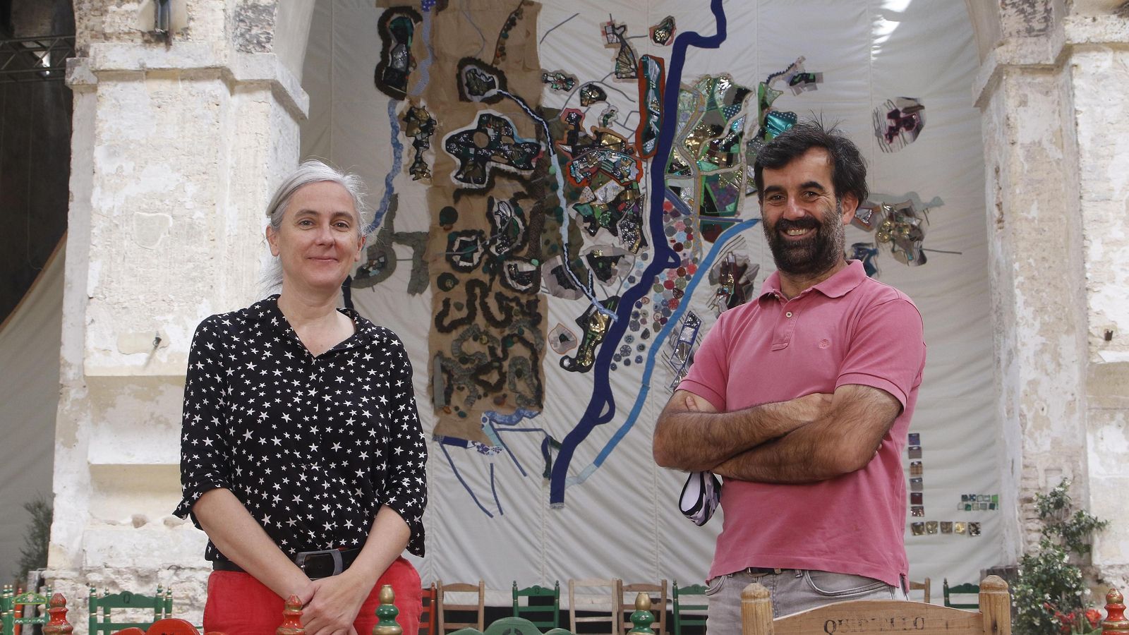 Lilian Weikert y Jaime Gastalver, de LaPlasita, ante el gran mural textil del área metropolitana de Sevilla, aún por terminar.