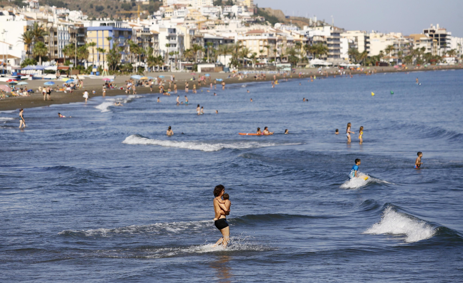 Fotos de las playas de Rincón de la Victoria: bandera verde a los bañistas