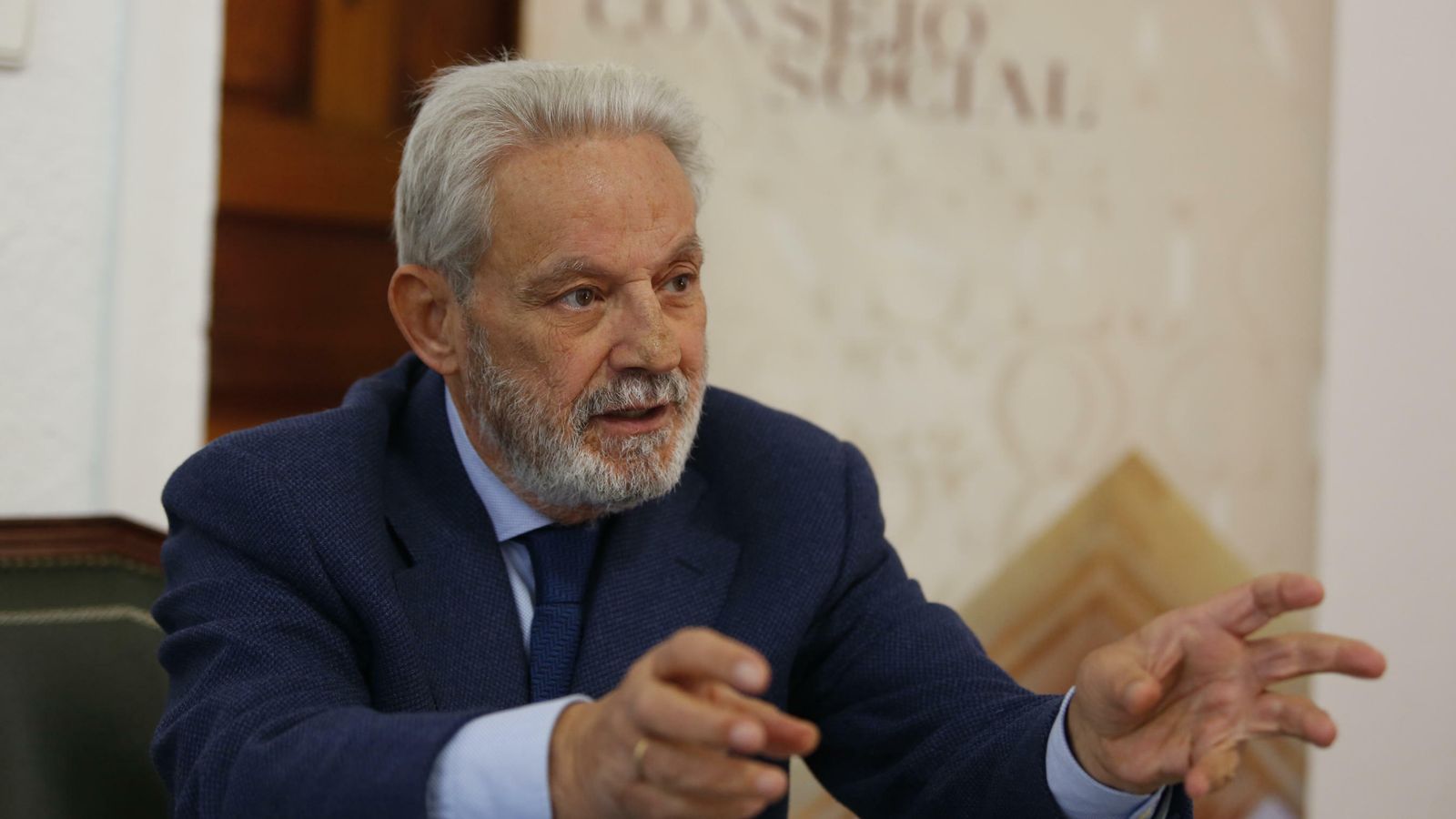 Gregorio Jiménez, en un momento de la entrevista, en su despacho en el Hospital Real.