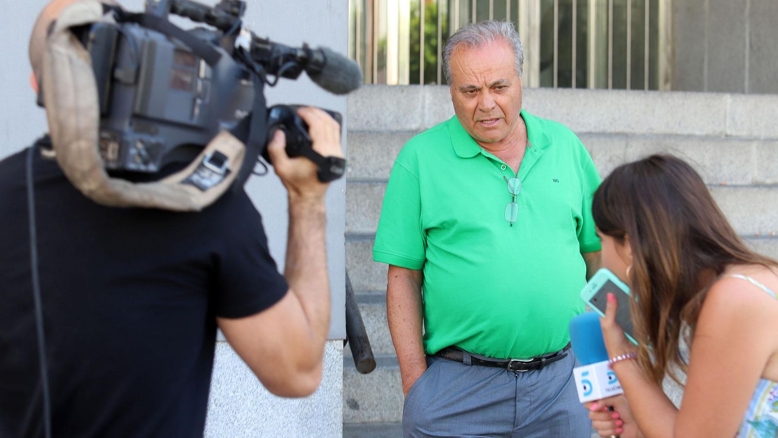 El bañista investigado, entrevistado por la prensa.