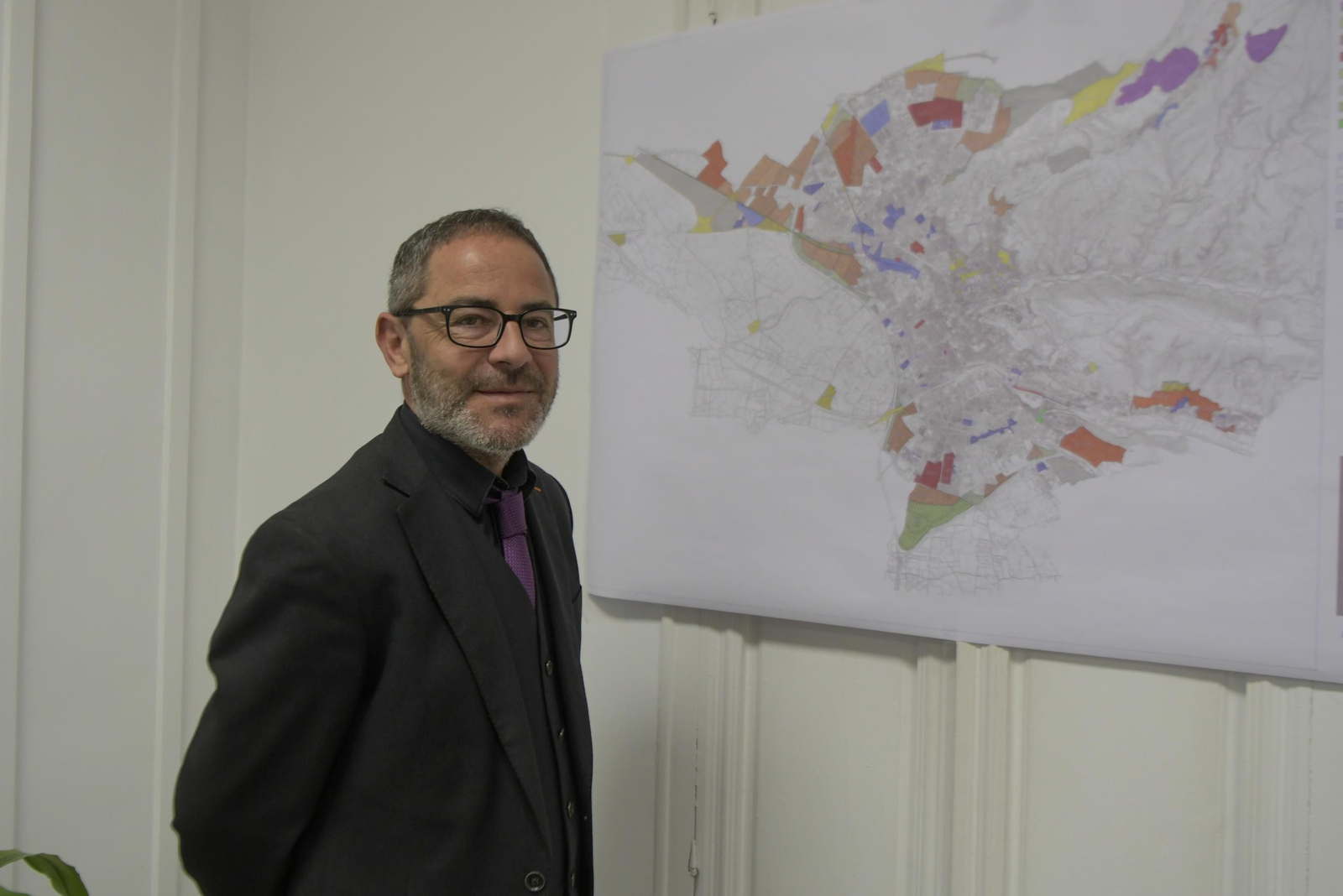 El concejal de Urbanismo, en su despacho en Gran Capitán.