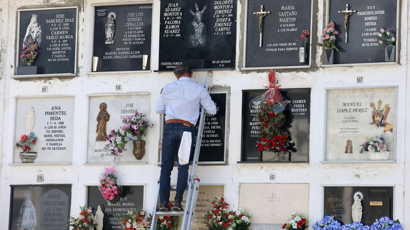 Imágenes del cementerio de Jerez en el Día de los Fieles Difuntos