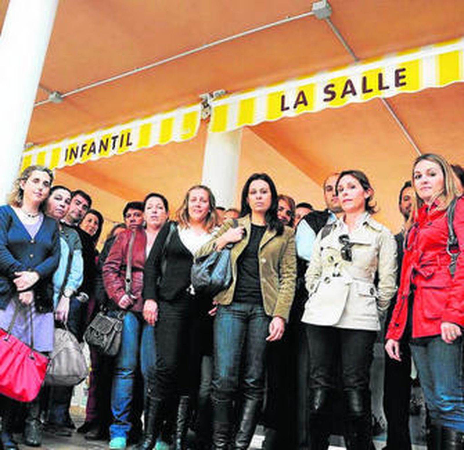 Un grupo de padres afectados ayer en La Salle.