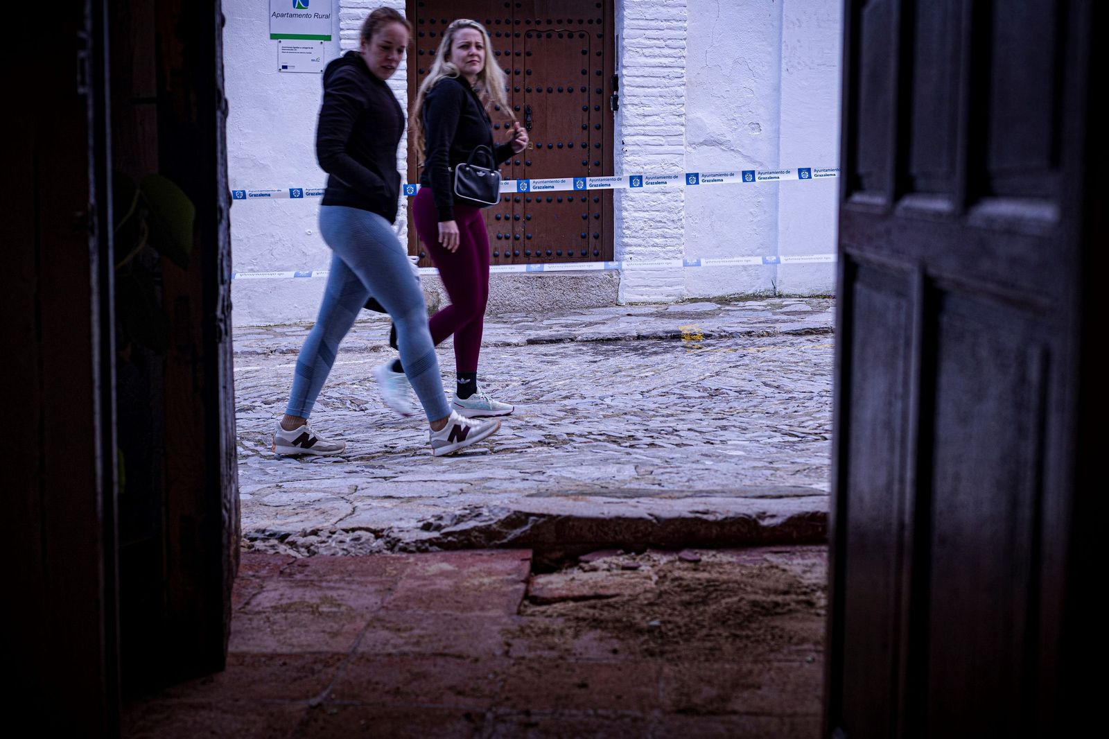 Vecinos de vuelta a Grazalema, pasando por el área precintada.