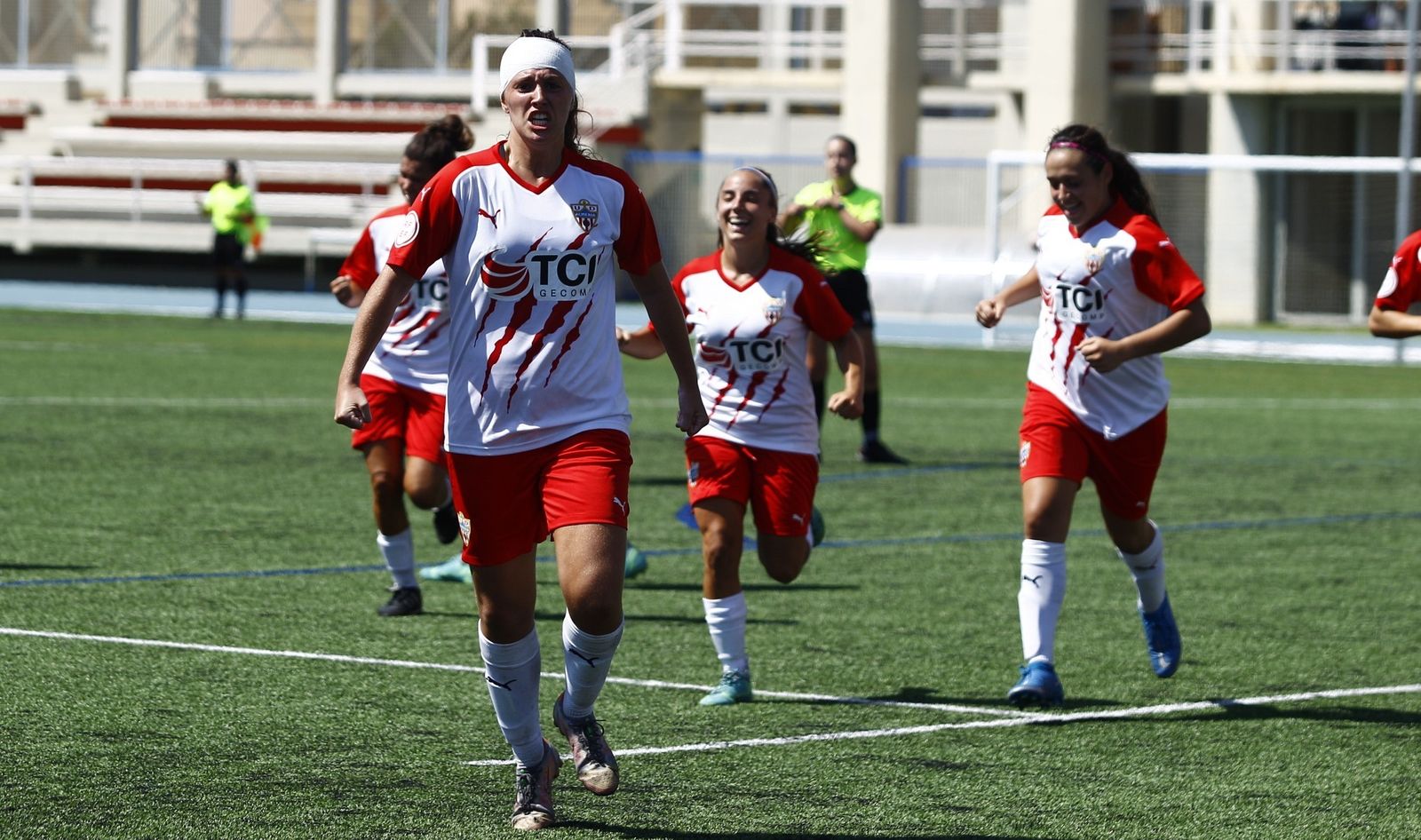 Celebrando un gol en el Emilio Campra.