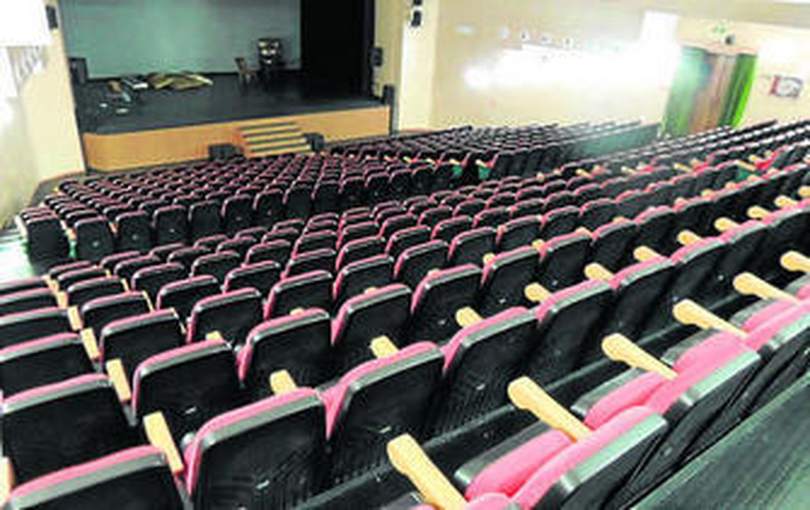 Imagen del interior del teatro Juan Luis Galiardo con sus nuevas butacas.
