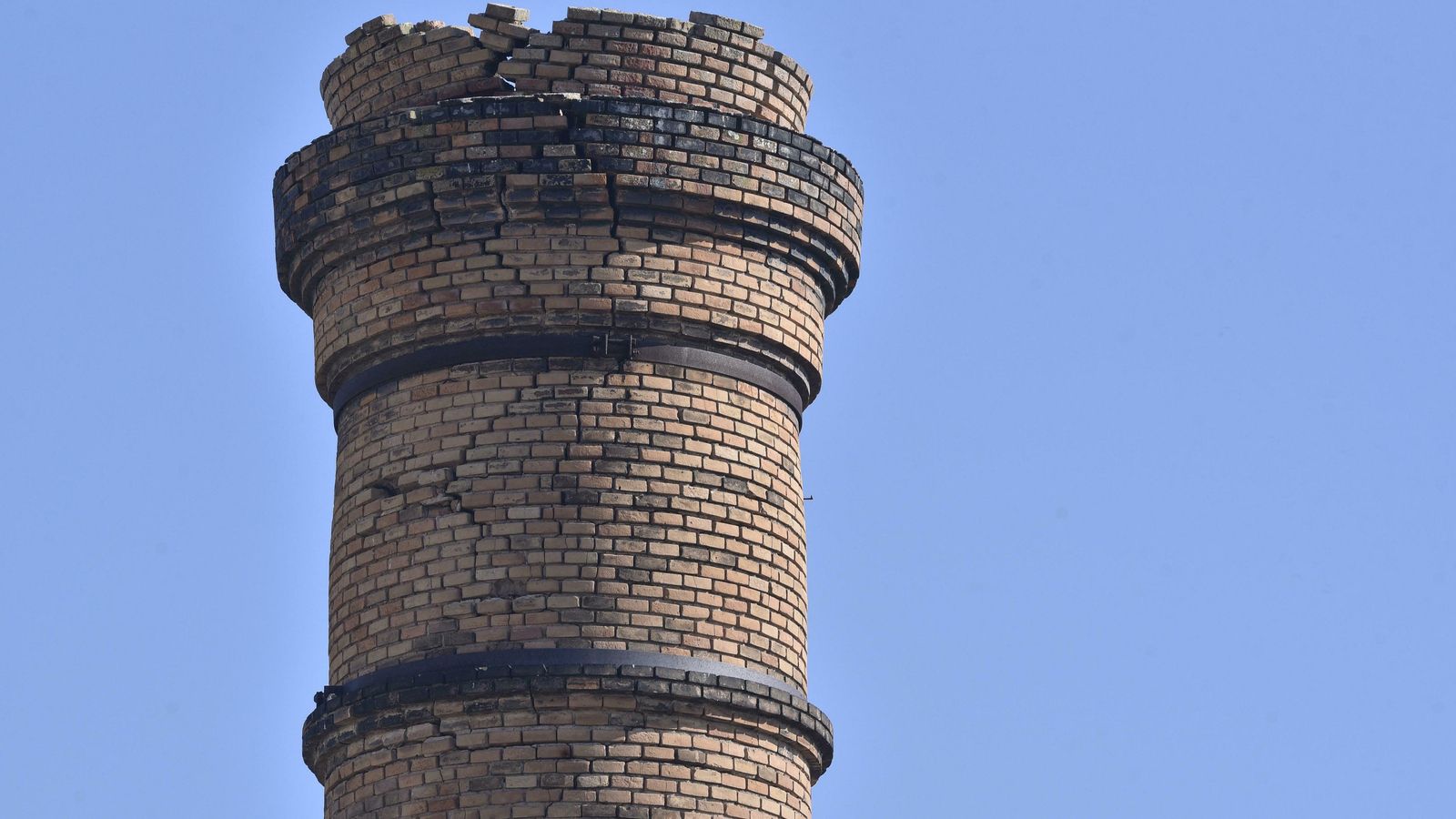 Chimenea del conjunto fabril, muy deteriorada. Chimenea del conjunto fabril, muy deteriorada.