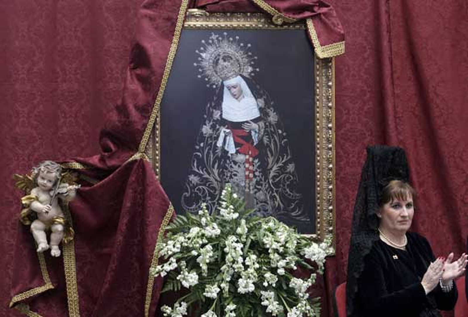 Bedriomo, Ortega y Sanabria acompañan con sus rezos a la presidente de La Levantá, que muestra con emoción todos sus recuerdos cofrades./Erasmo Fenoy

Foto: Erasmo Fenoy