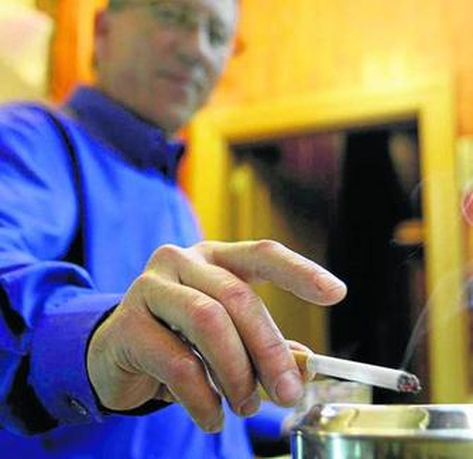 Un fumador, en el interior de un establecimiento hotelero.