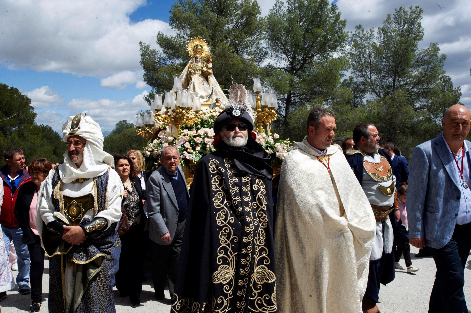 La Virgen de la Cabeza procesionó durante la mañana de ayer por las calles de Benamaurel.