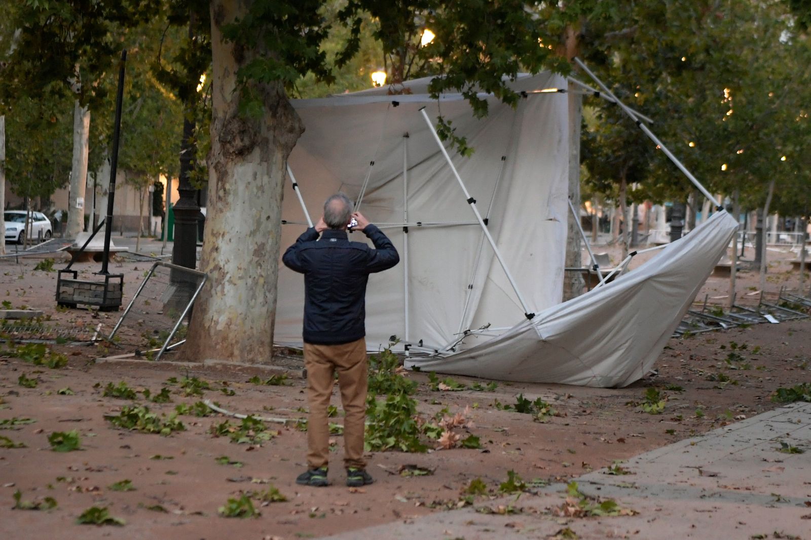 Un hombre toma una fotografía de los destrozos hace unos días en Granada tras el paso de 'Aline'.