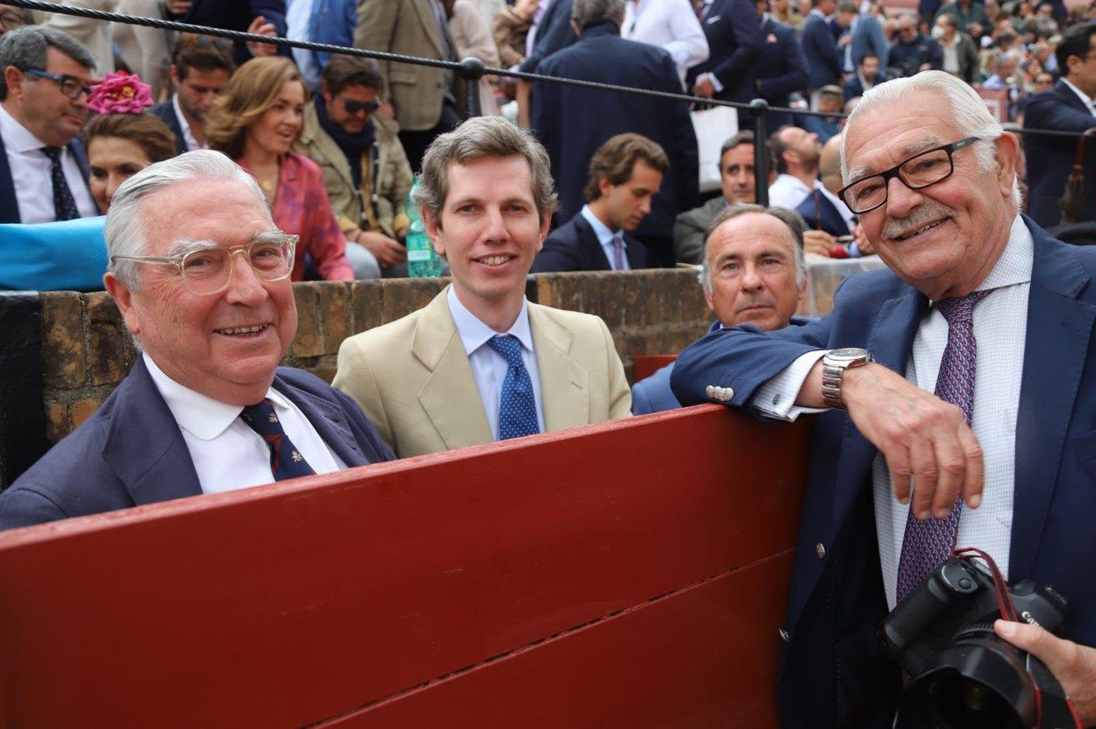 Famosos y autoridades en la Maestranza el martes de Feria de Abril