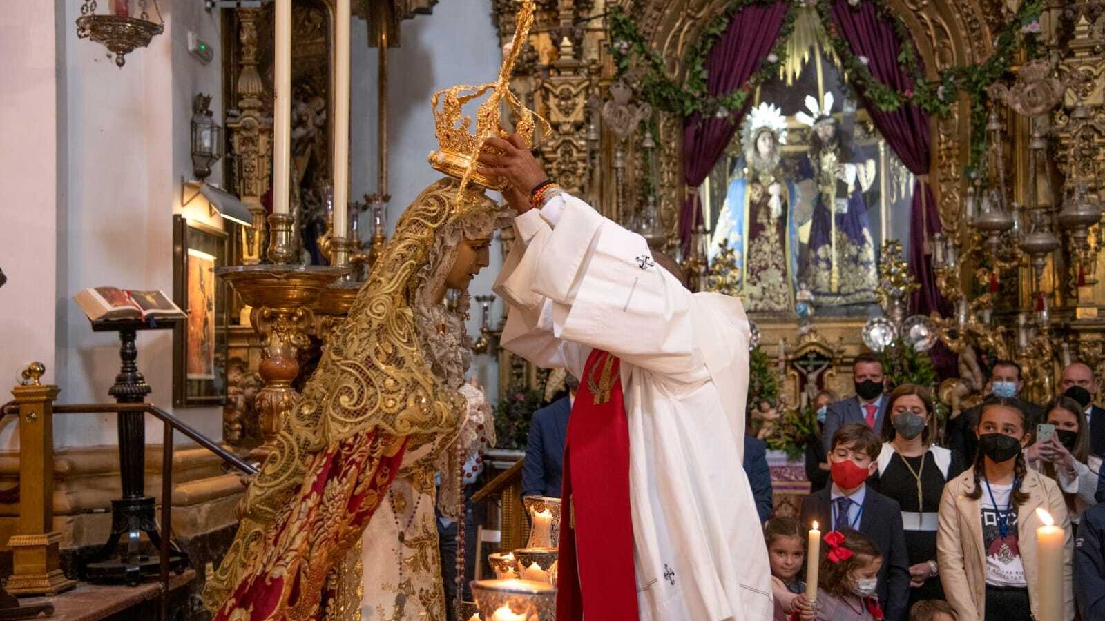 Momento en que Juan Franco impone a la Virgen de la Caridad la nueva corona.