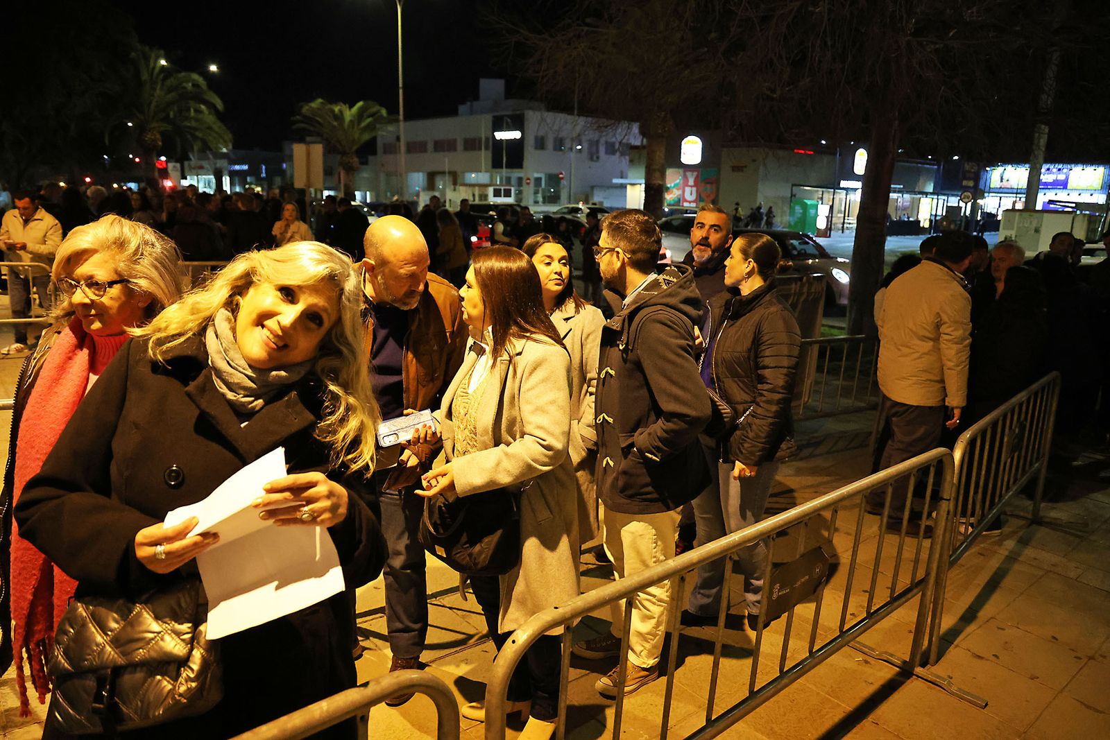 Imágenes del ambiente previo al concierto de Manolo García