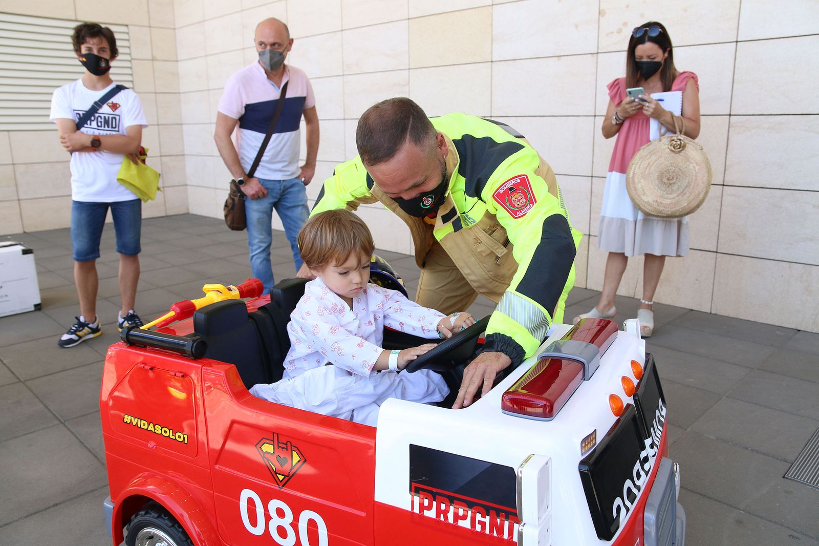 Fotogalería los bomberos de Almería regalan un cochecito eléctrico y camisetas a los niños hospitalizados de Torrecárdenas