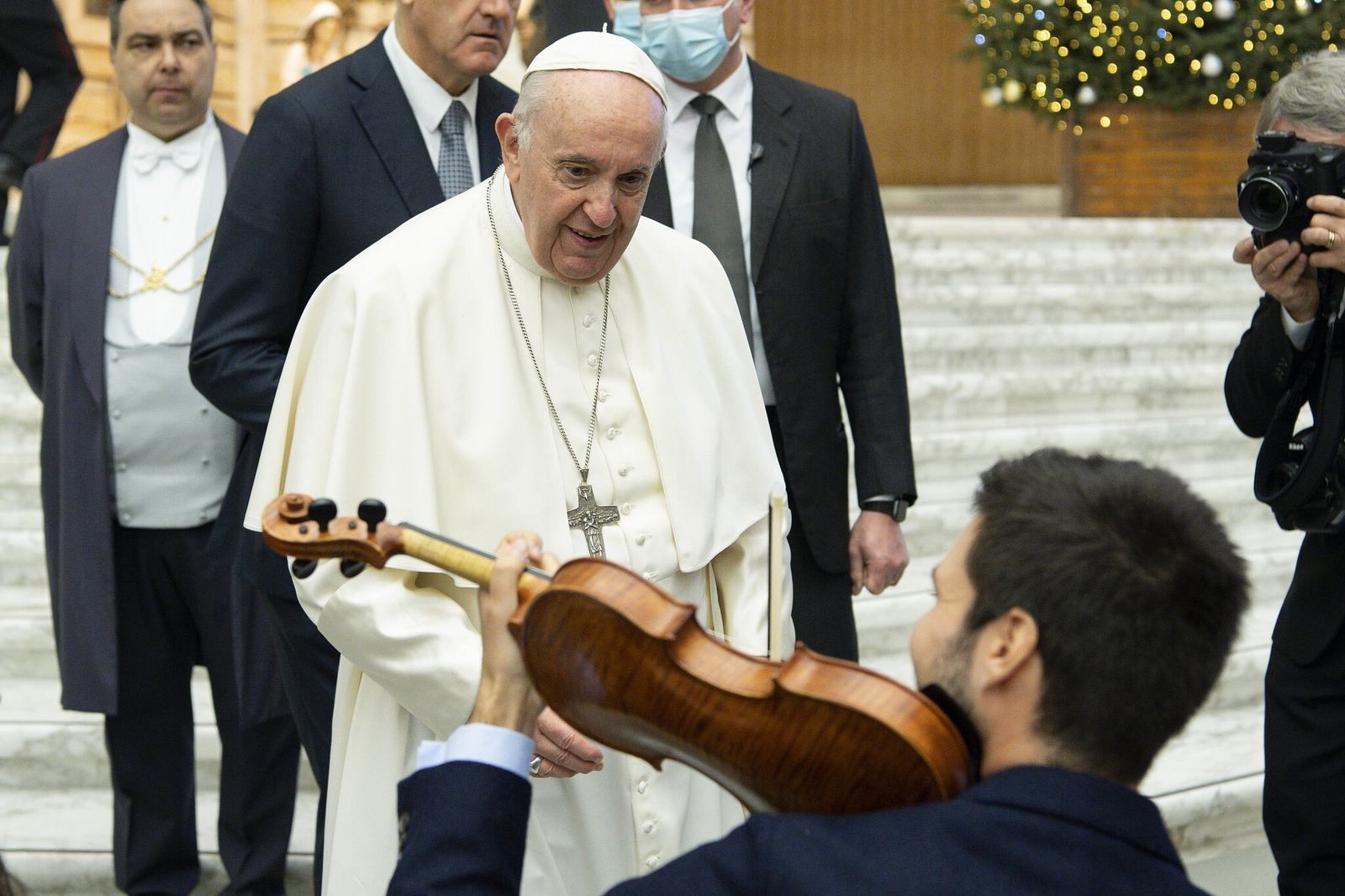 Paco Montalvo, observado por el Papa Francisco en Roma.
