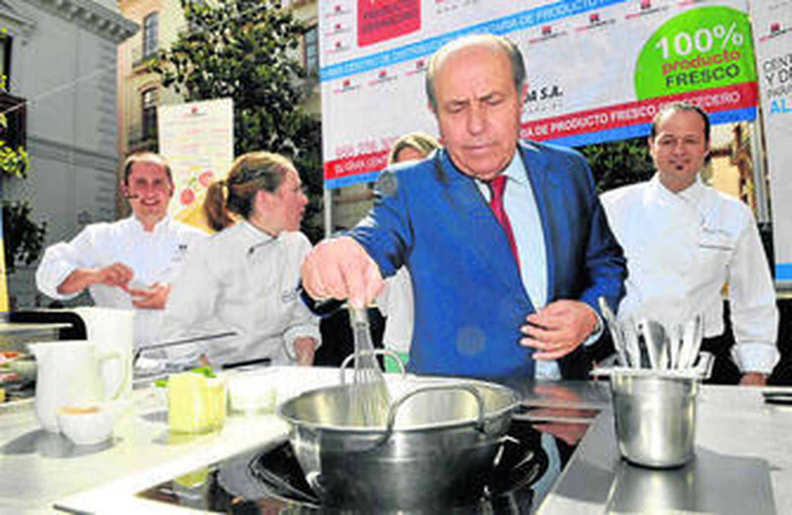 Torres Hurtado echa una mano en la elaboración de uno de los platos de la 'Gran fiesta de los alimentos', celebrada ayer.
