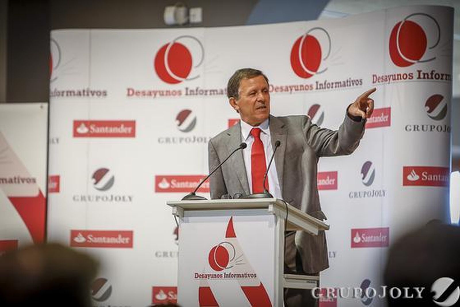José Luis Blanco, en un momento de su intervención ayer en el Palacio de Congresos.

Foto: Julio Gonzalez