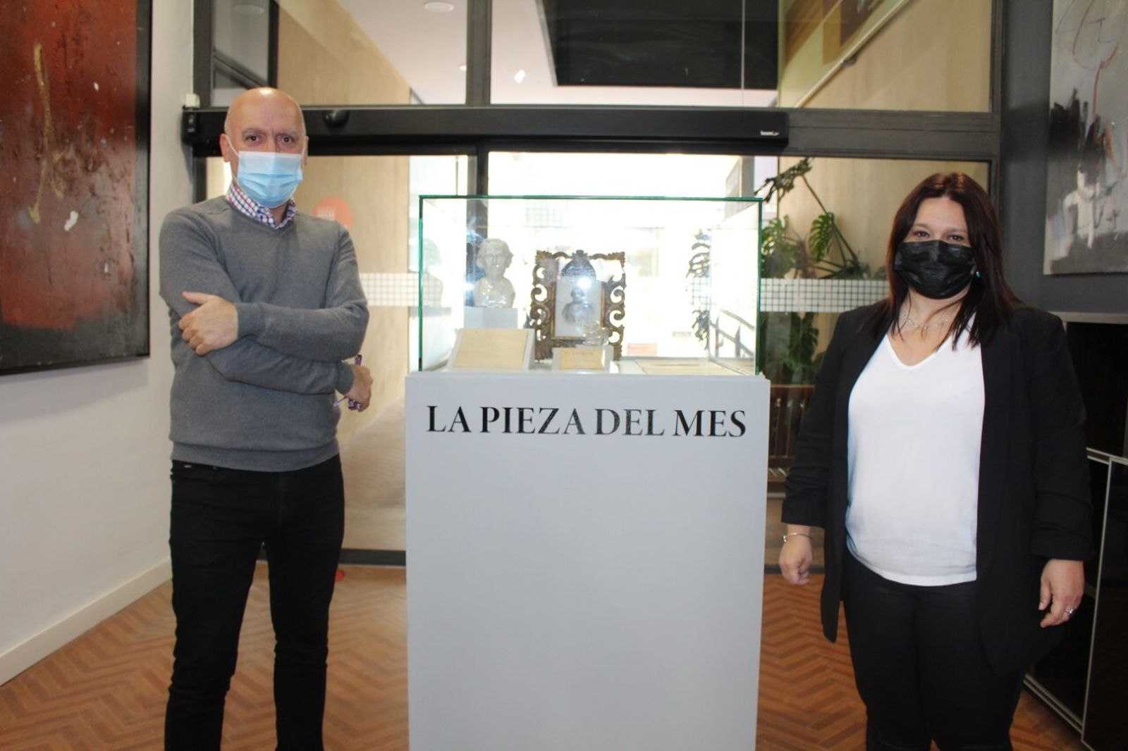 La edil Susana Rivas y Jesús Romero junto al texto manuscrito del dramaturgo chiclanero.