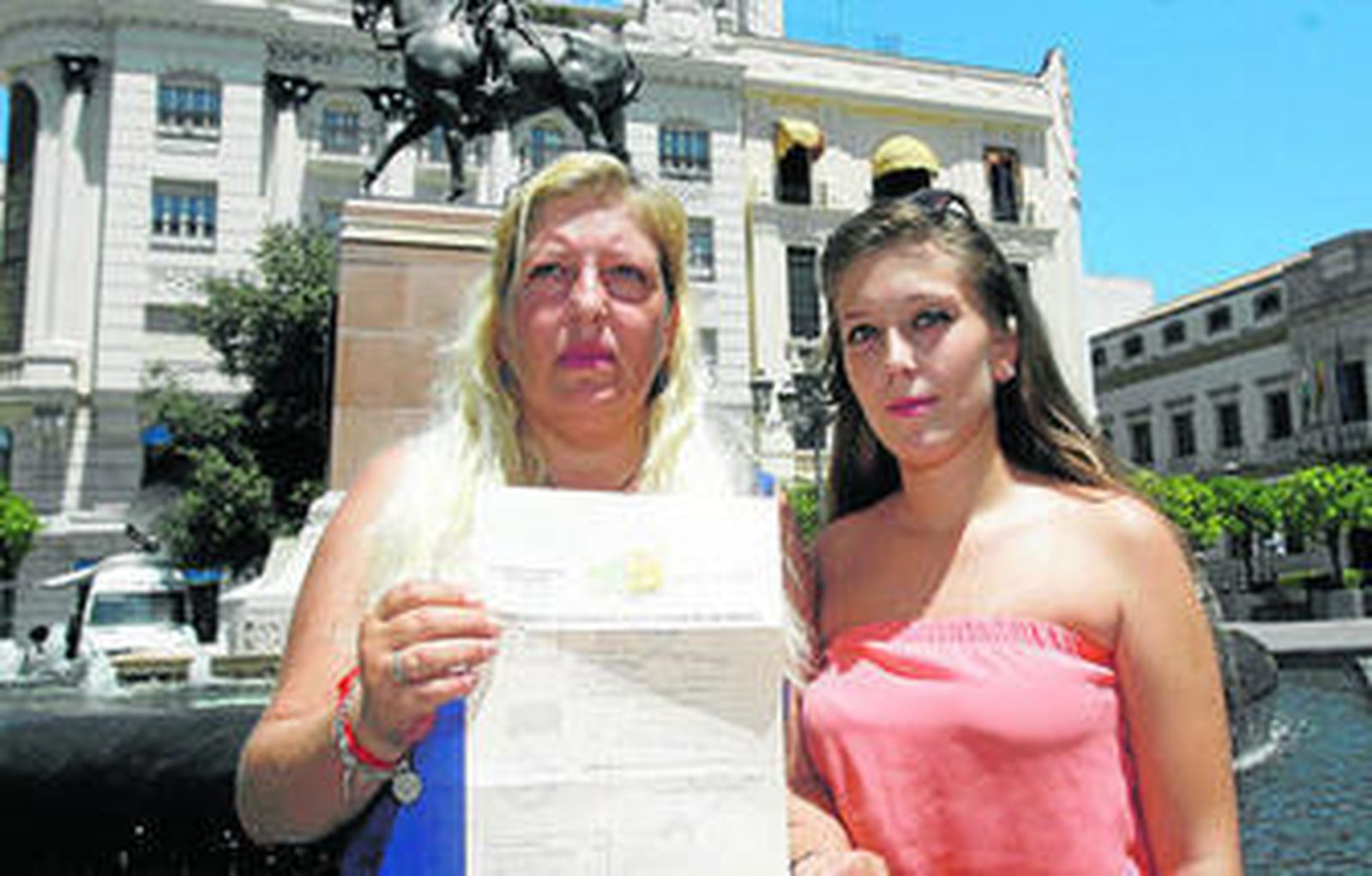 Yolanda Vega y su hija, Rosi Malagón, junto al certificado del Registro Civil de la primera de ellas.