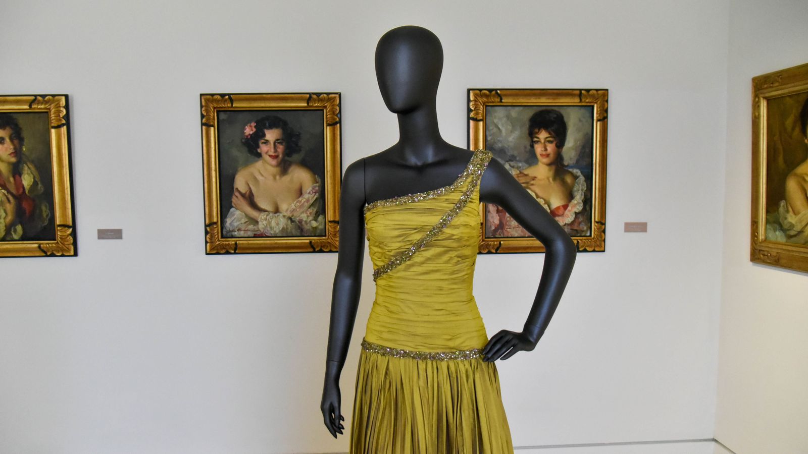 Exposición ' Vísteme: de la Alta Costura al Arte, 90 años de historia de la moda' en el Museo Cruz Herrera