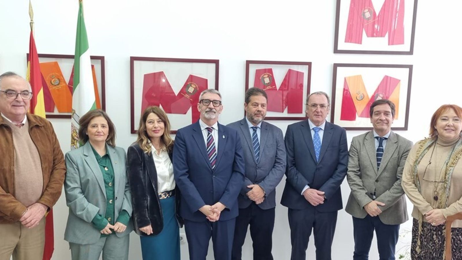 Responsables de la UCA y los colegios oficiales de procuradores y abogados, ayer tras la firma del convenio.