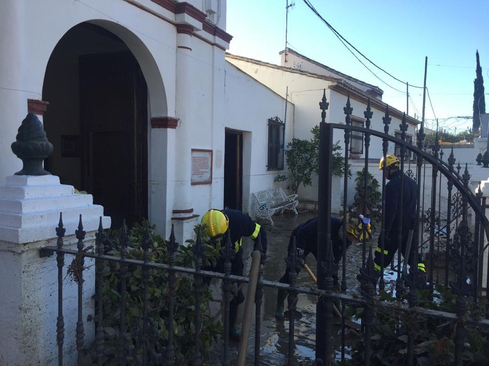 Imágenes de la inundación de El Trapiche, en Vélez-Málaga, por la rotura de una tubería del pantano de la Viñuela.