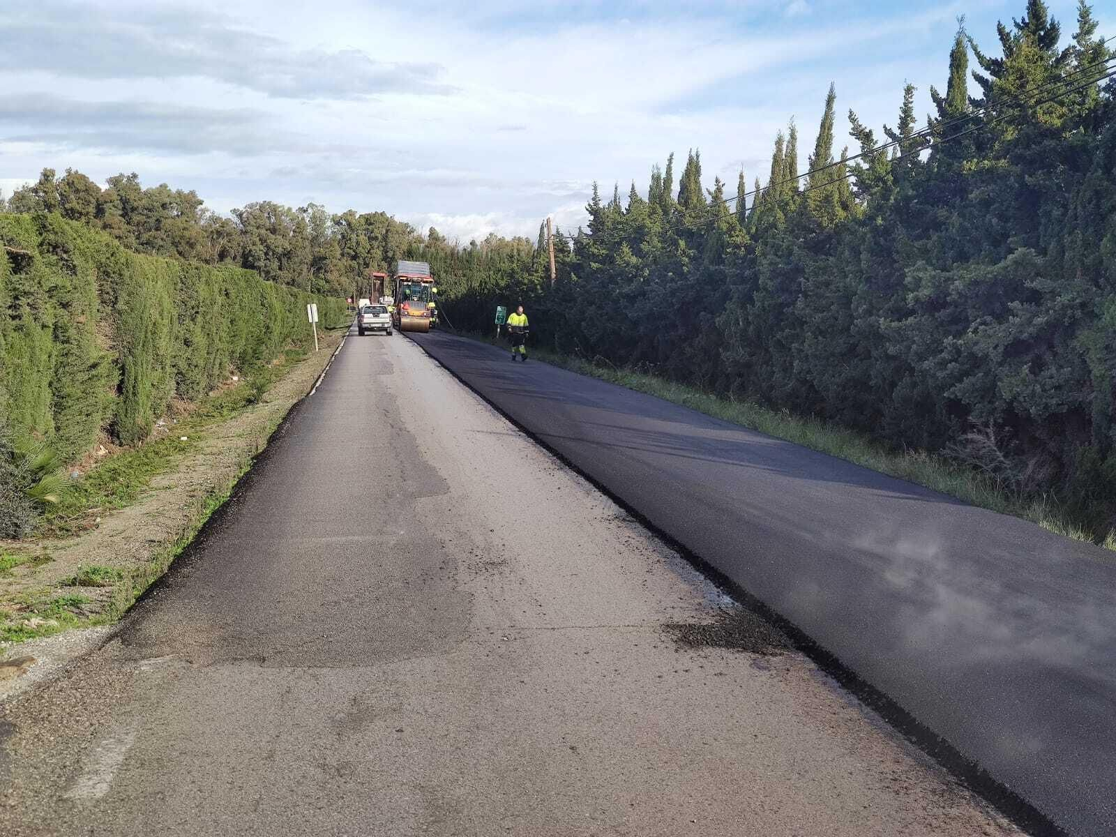 Trabajos para reforzar el firme existente en la A-2102.