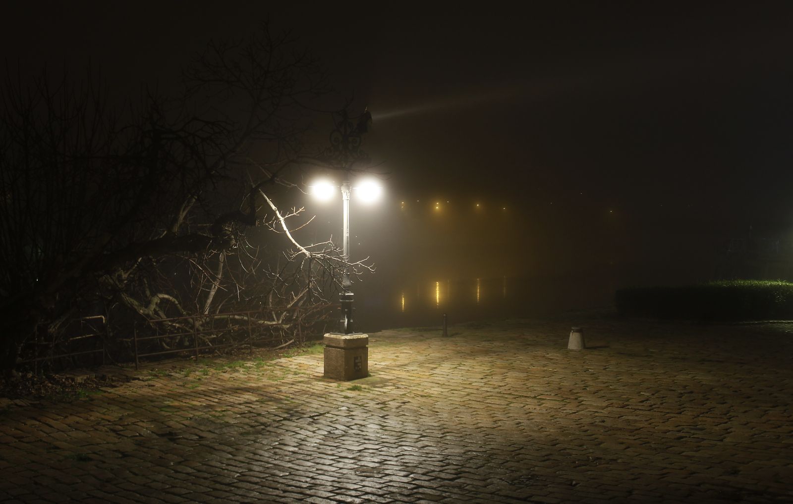 La niebla envuelve la noche sevillana