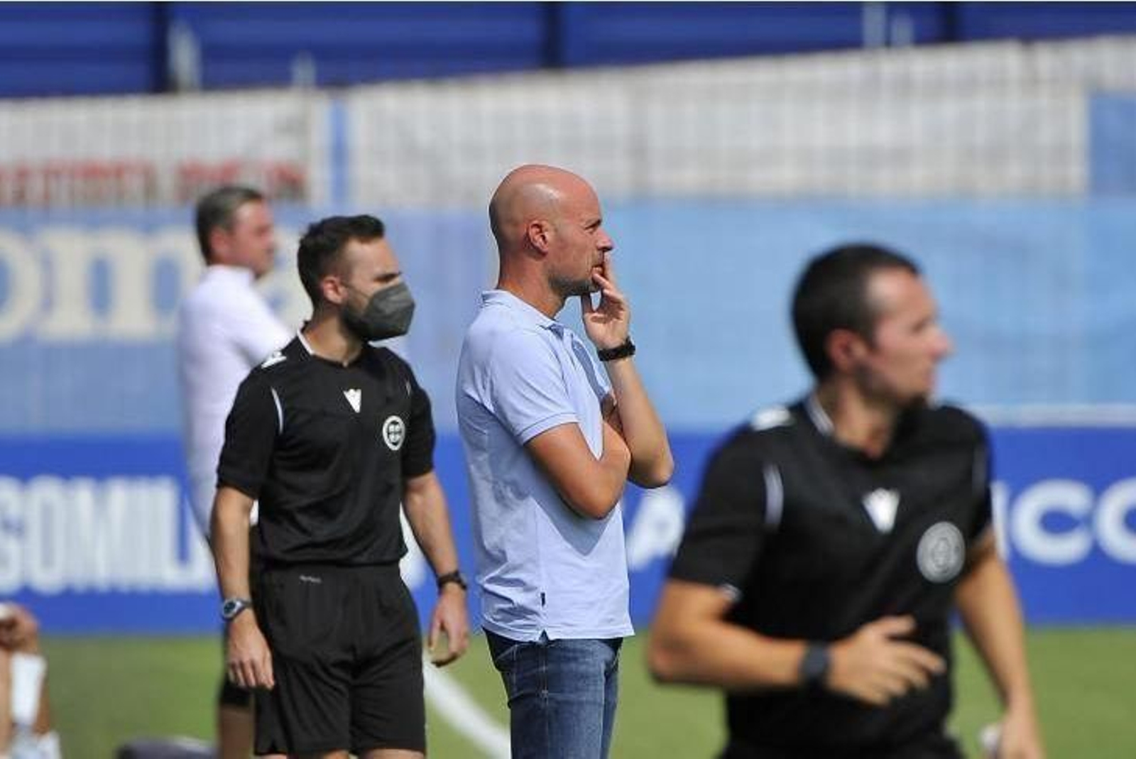 Xavi Calm sigue el desarrollo de un partido