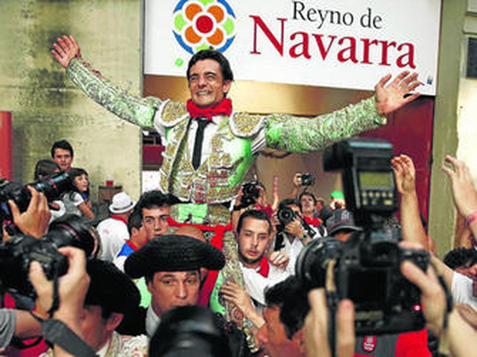 El diestro murciano Paco Ureña, que hacía su presentación en Pamplona, en su salida a hombros.