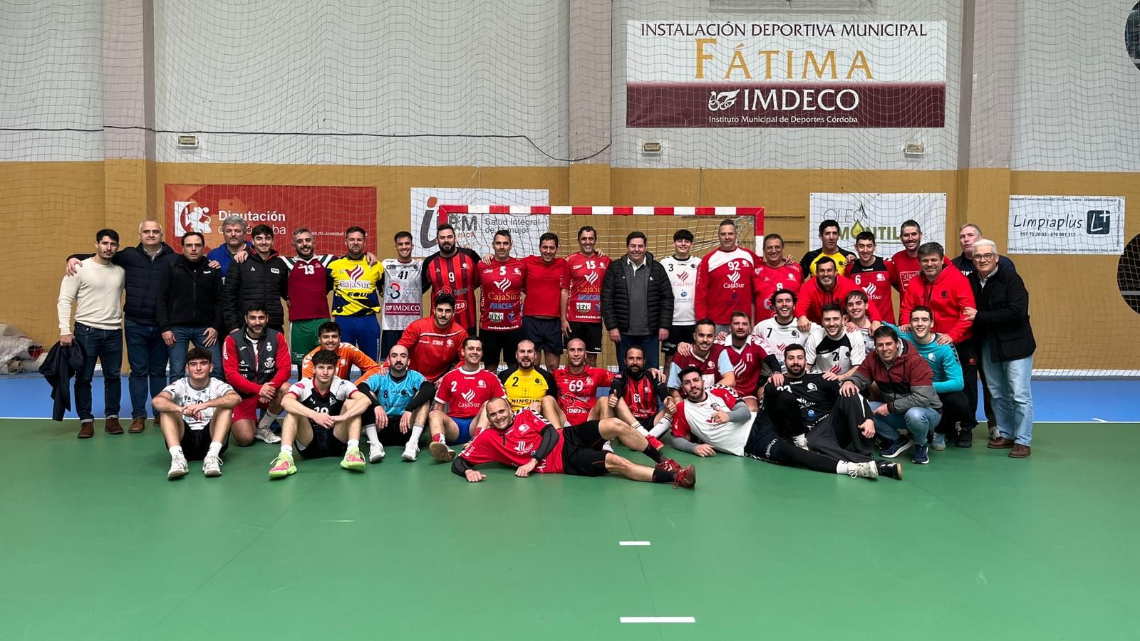 La foto de familia del Desafío 80 del Córdoba BM celebrado en el Pabellón de Fátima.