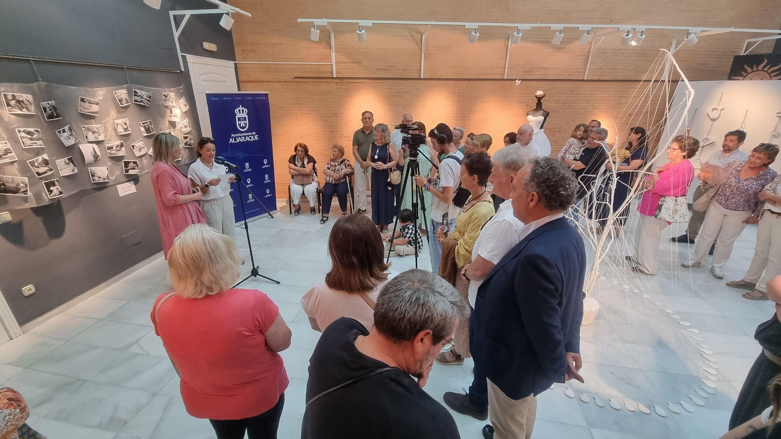 Ana Mora y Eva Coba en la inaguración de la Exposición del Taller Municipal de Cerámica.