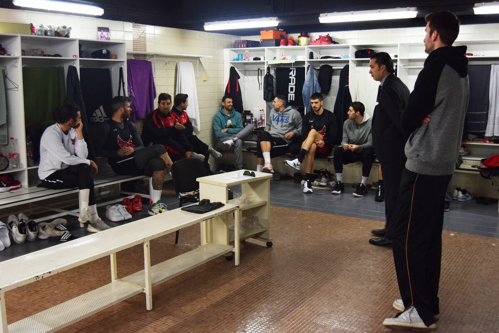 Los componentes de la plantilla rojinegra en el vestuario del Palacio de Deportes.