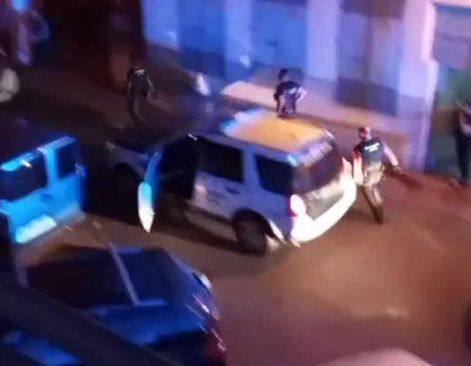 Una captura del vídeo que muestra el momento del despliegue policial tras el apuñalamiento en Isla Cristina