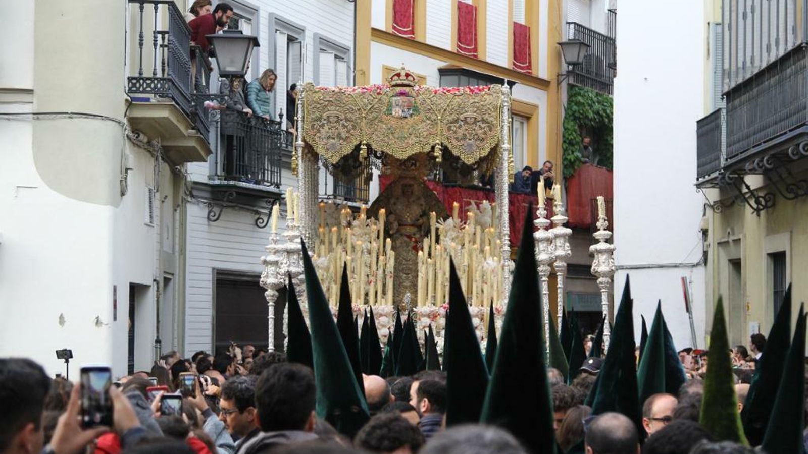 La Esperanza Macarena entrando en la plaza del Cristo de Burgos