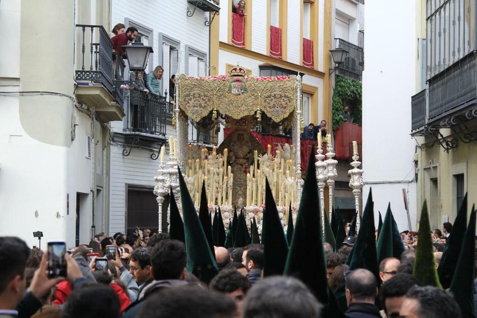 La Esperanza Macarena entrando en la plaza del Cristo de Burgos