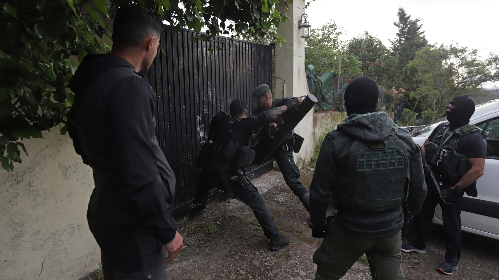 Fotos de los registros de la Guardia Civil en Benharás