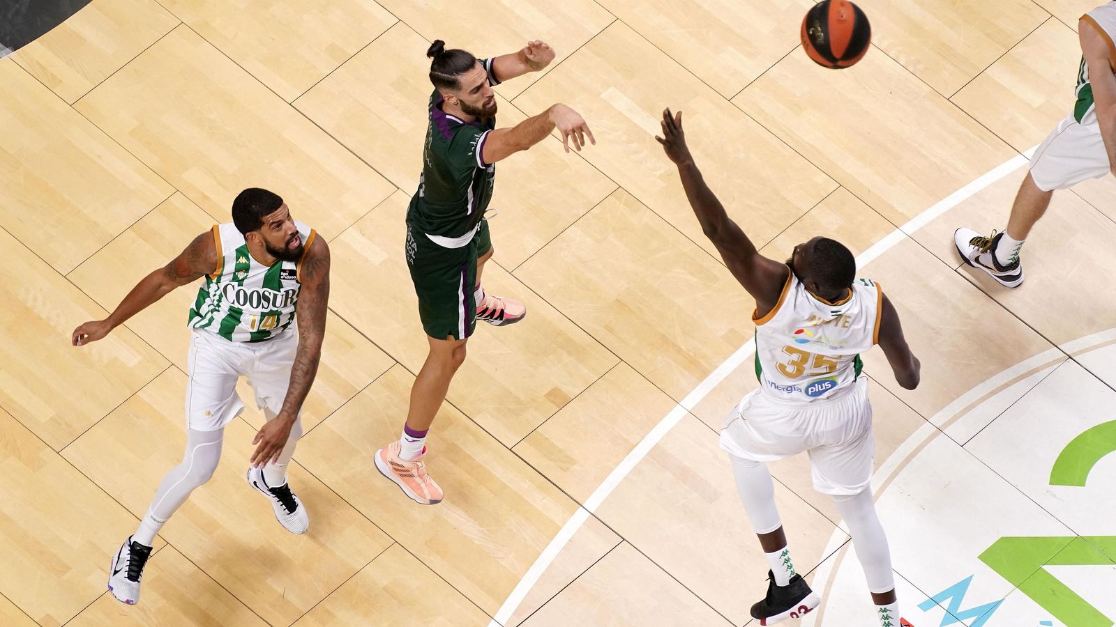 Francis Alonso lanza a canasta en la Copa de Andalucía. Francis Alonso lanza a canasta en la Copa de Andalucía.