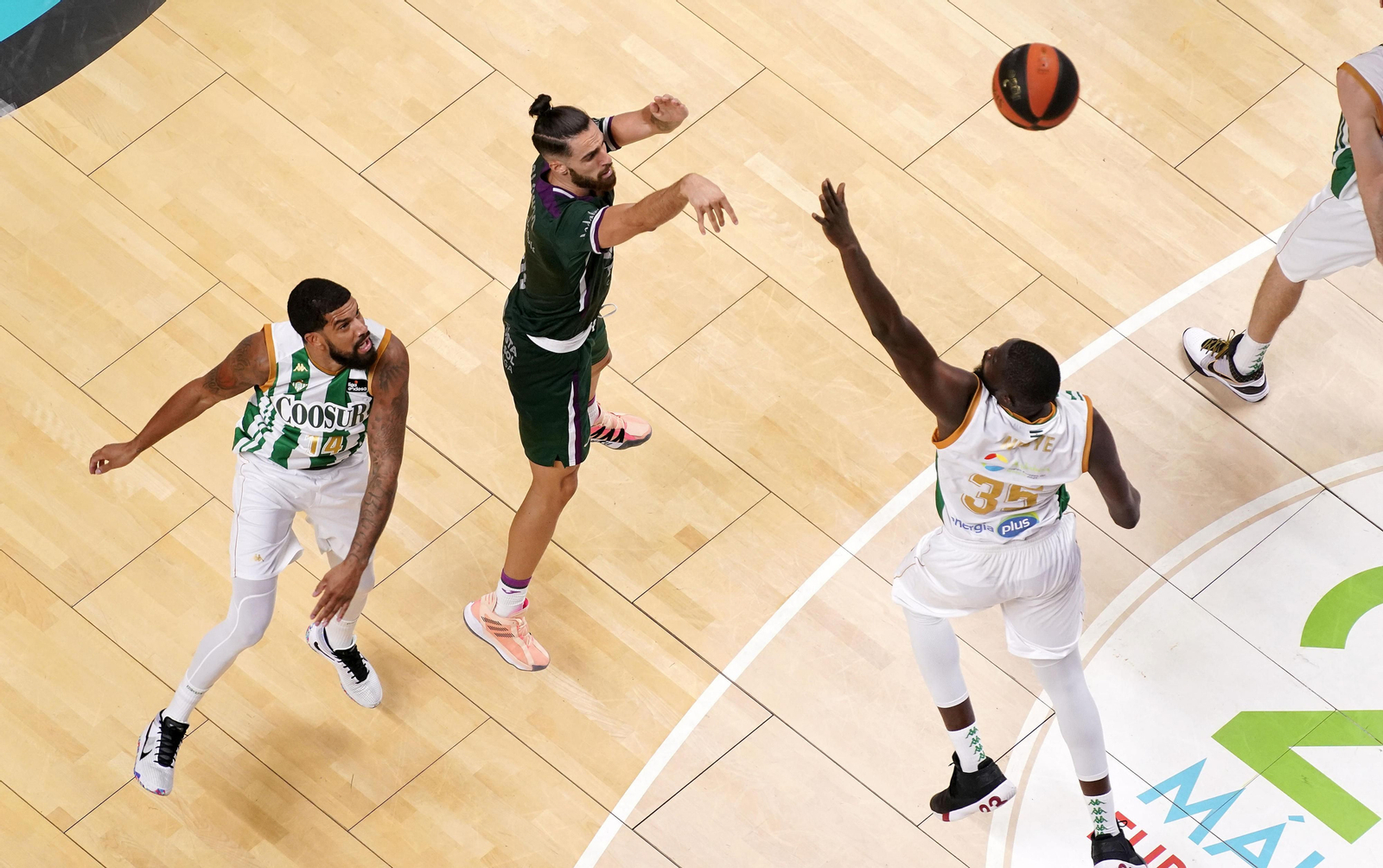 Francis Alonso lanza a canasta en la Copa de Andalucía. Francis Alonso lanza a canasta en la Copa de Andalucía.