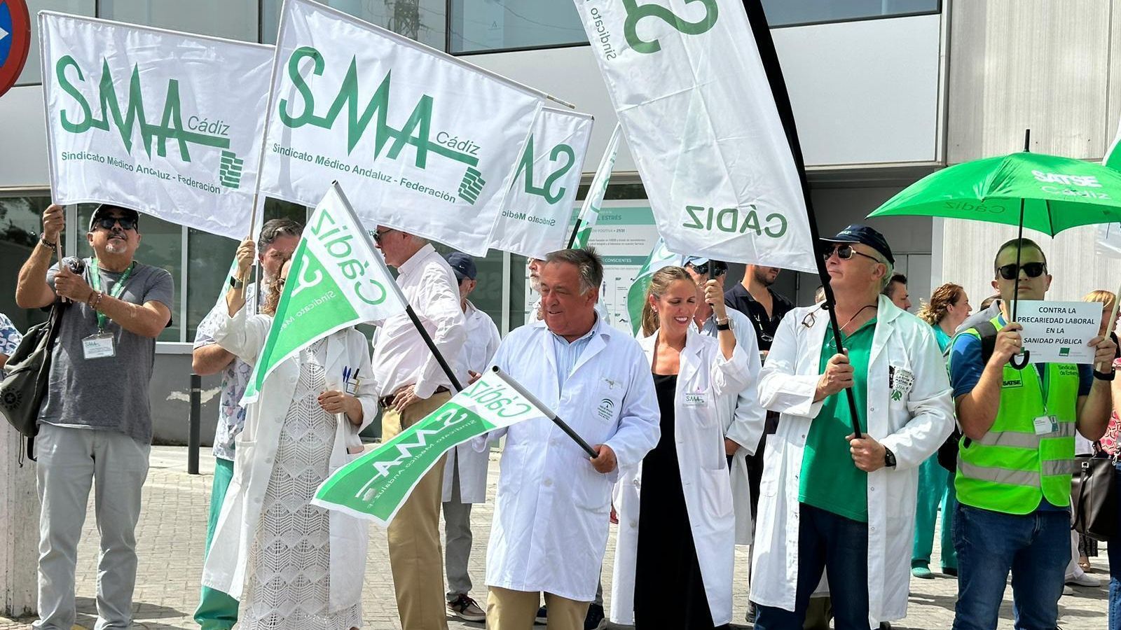 Parte de la representación del Sindicato Médico Andaluz, este jueves durante la protesta en el Hospital de Jeez.