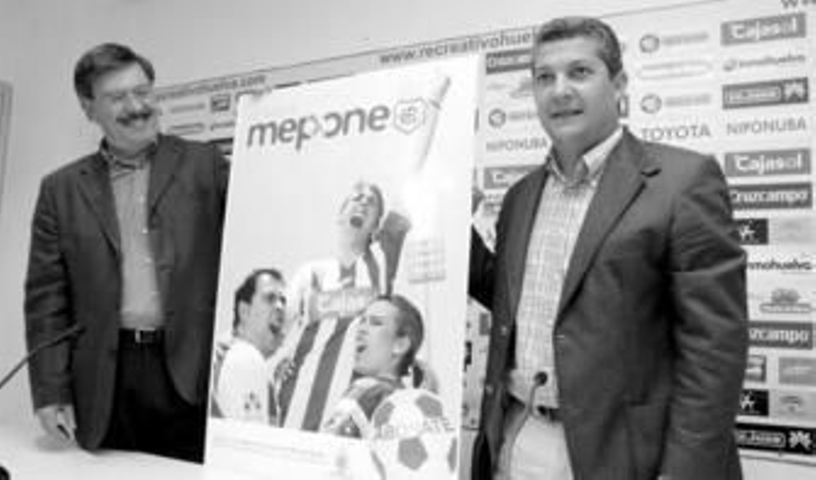 Francisco Mendoza y Michael Dumois posan con la imagen de la nueva campaña de abonados del Recre.