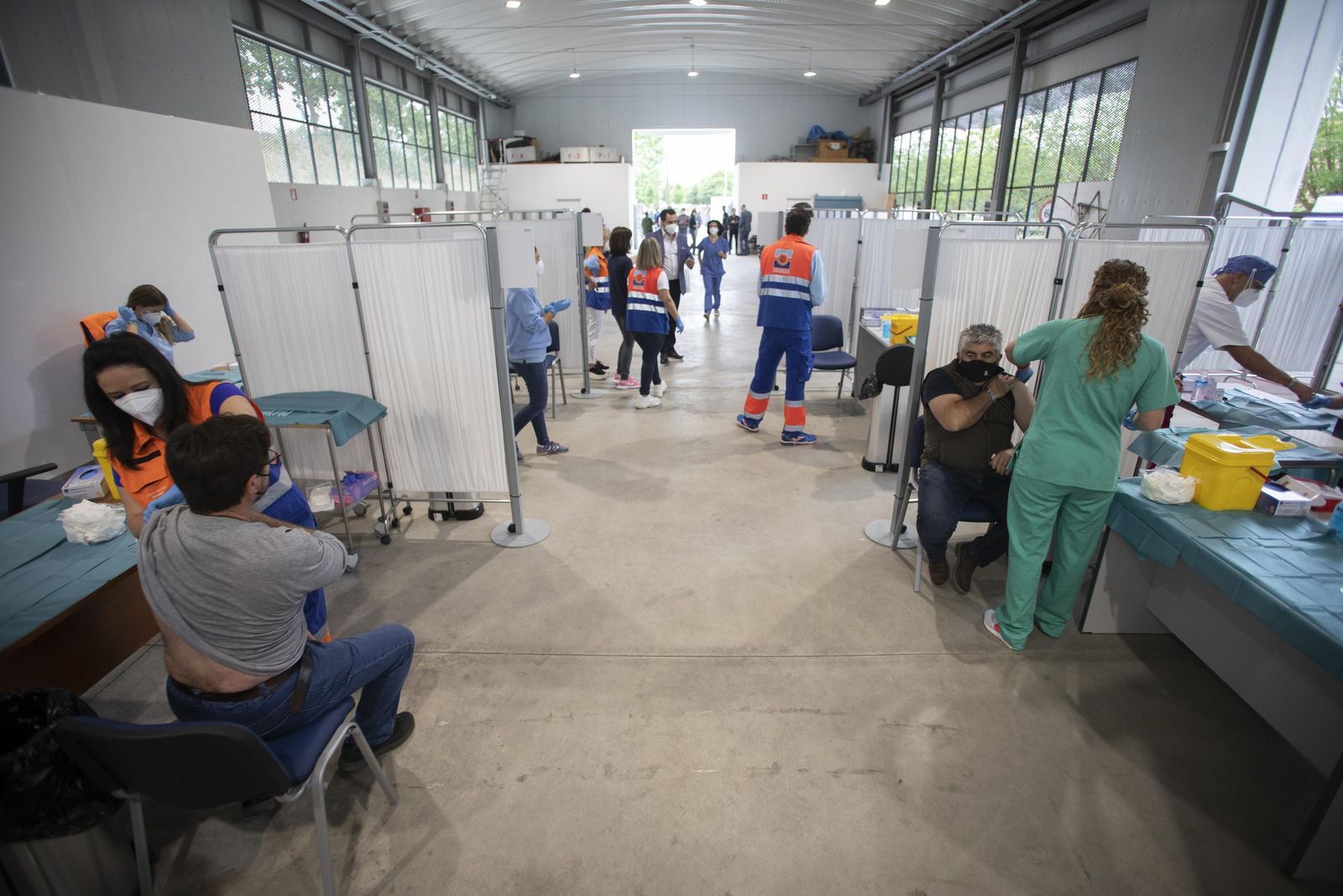 La apertura del vacunódromo del Parque Norte de Bomberos de Granada hace un mes ha acelerado la campaña de forma muy importante
