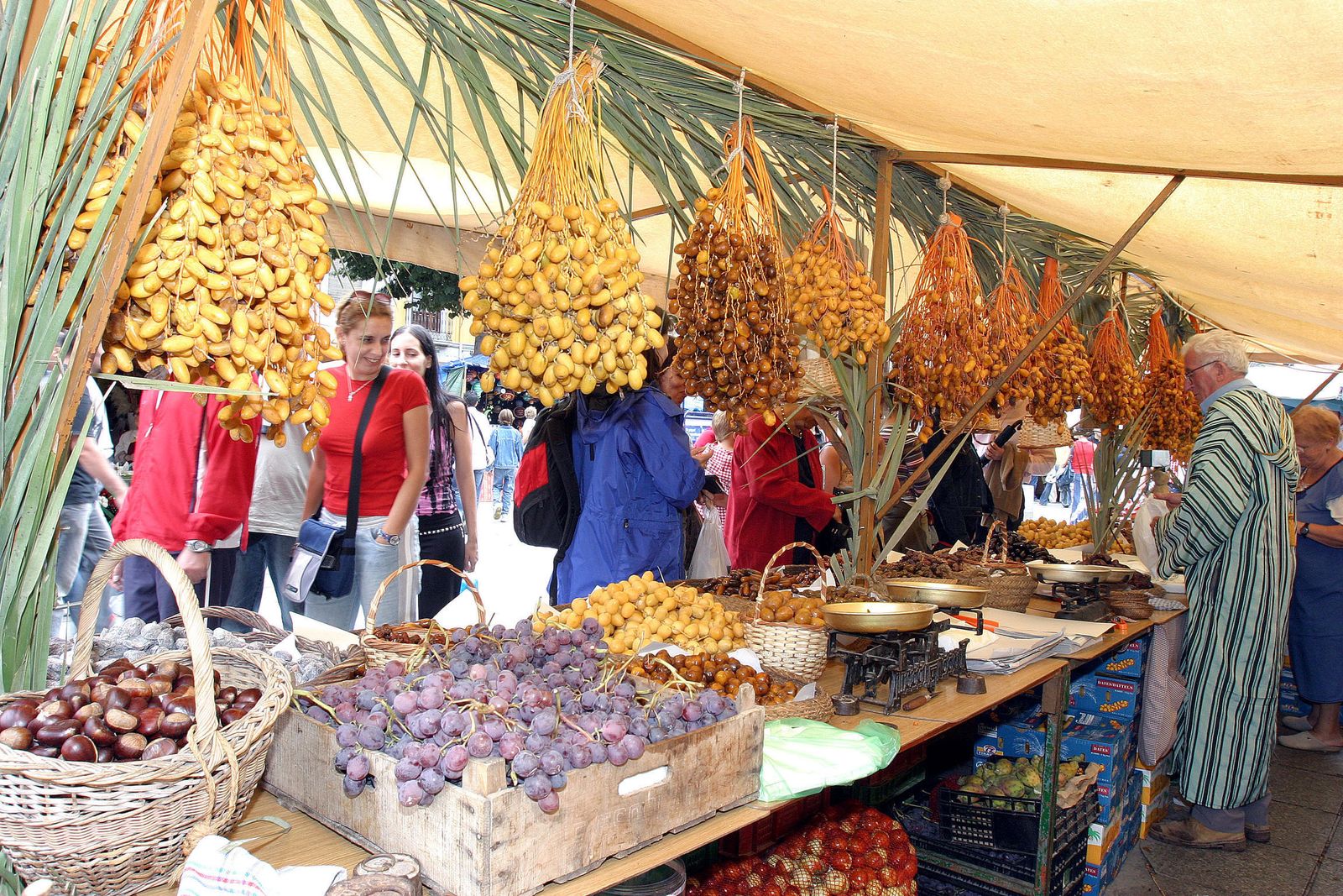 Participantes en un mercado romano.