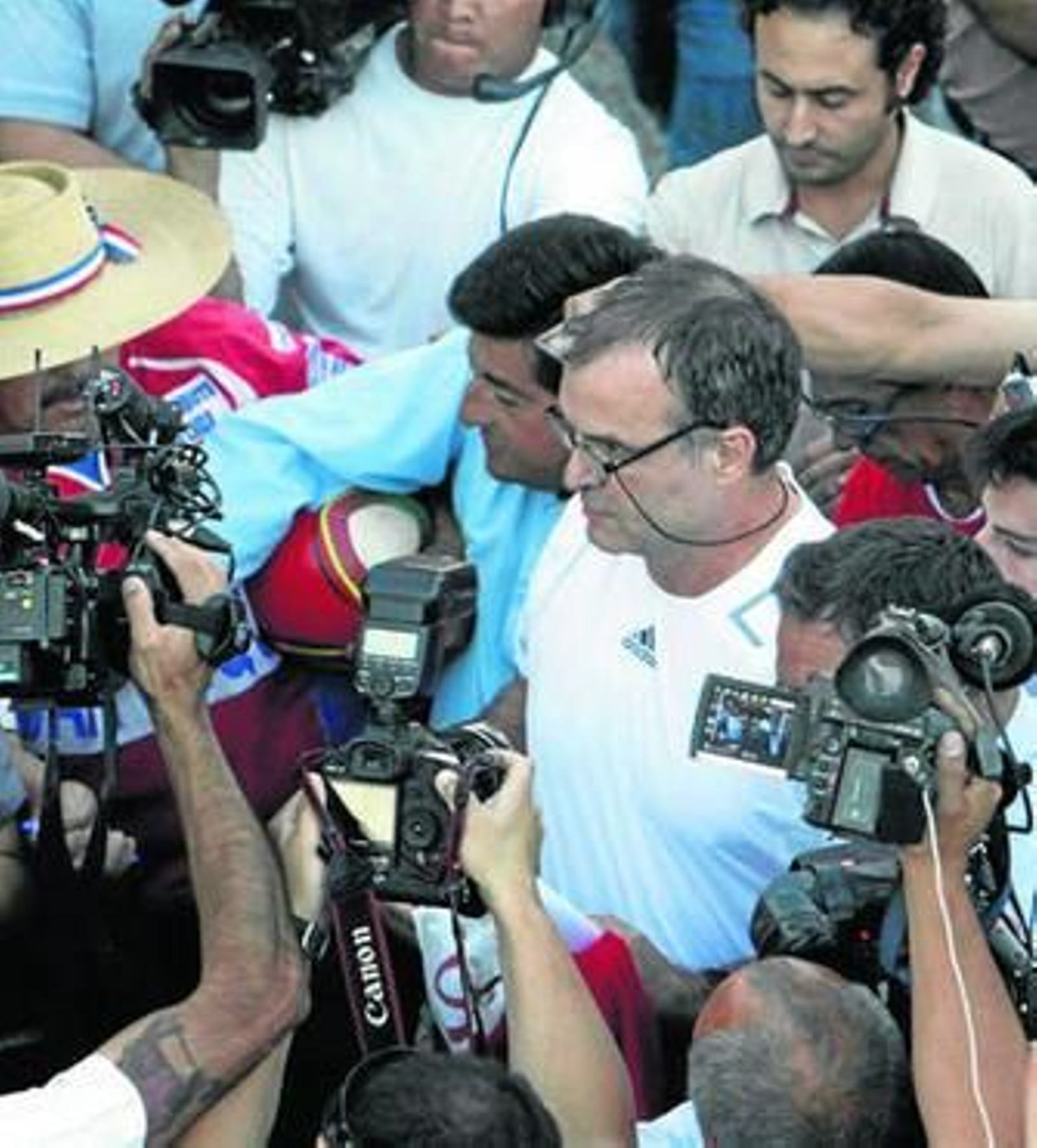 Bielsa, rodeado de fotógrafos durante el pasado Mundial de Sudáfrica.